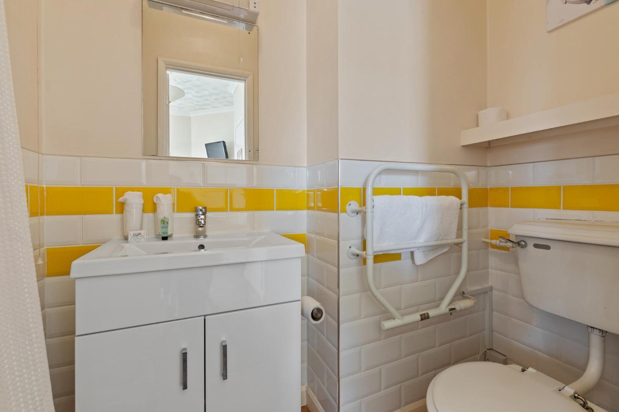 Anchor Guest House Haverfordwest Habitación foto